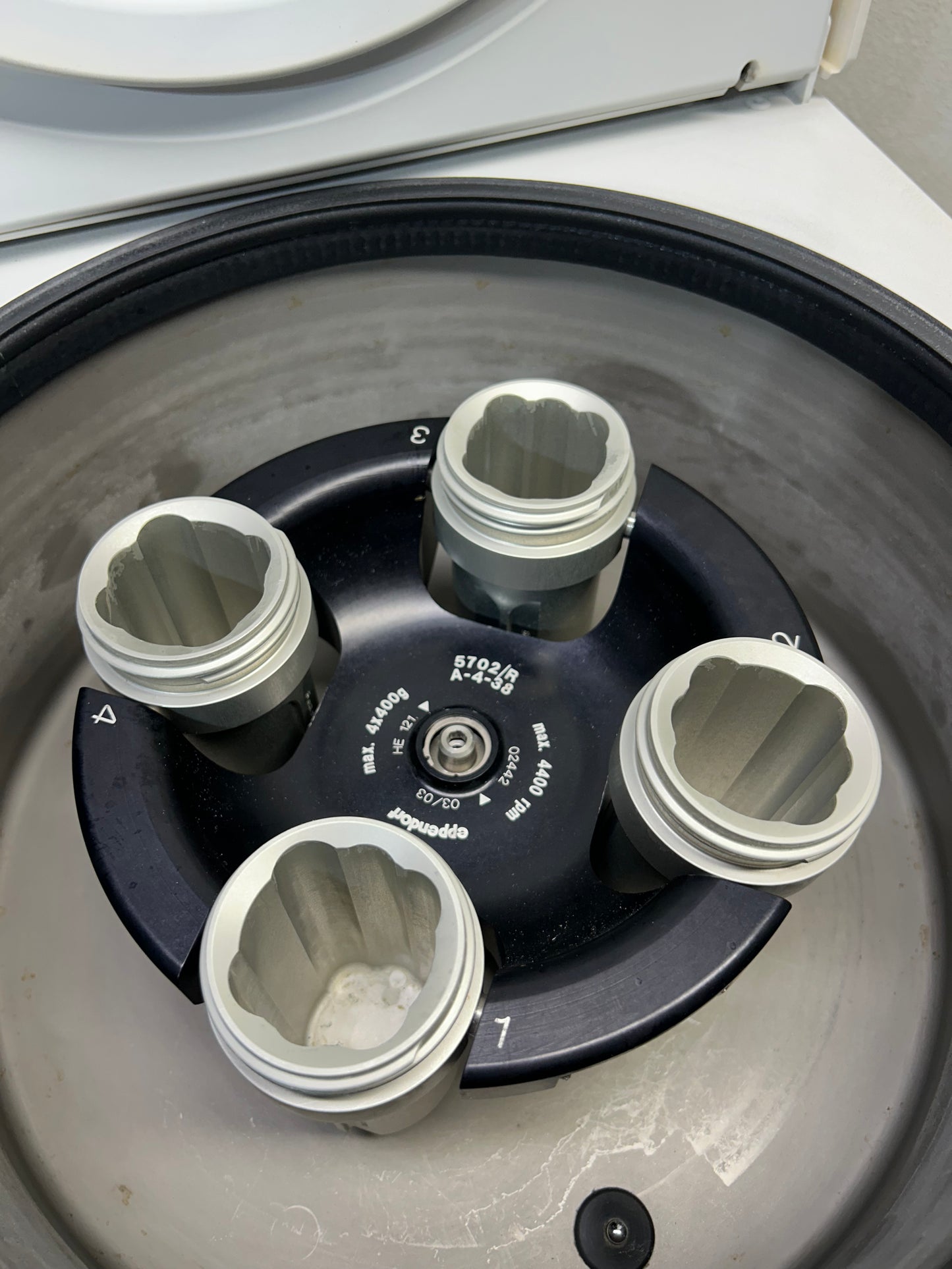 Eppendorf 5702R Refrigerated Centrifuge Unit 1