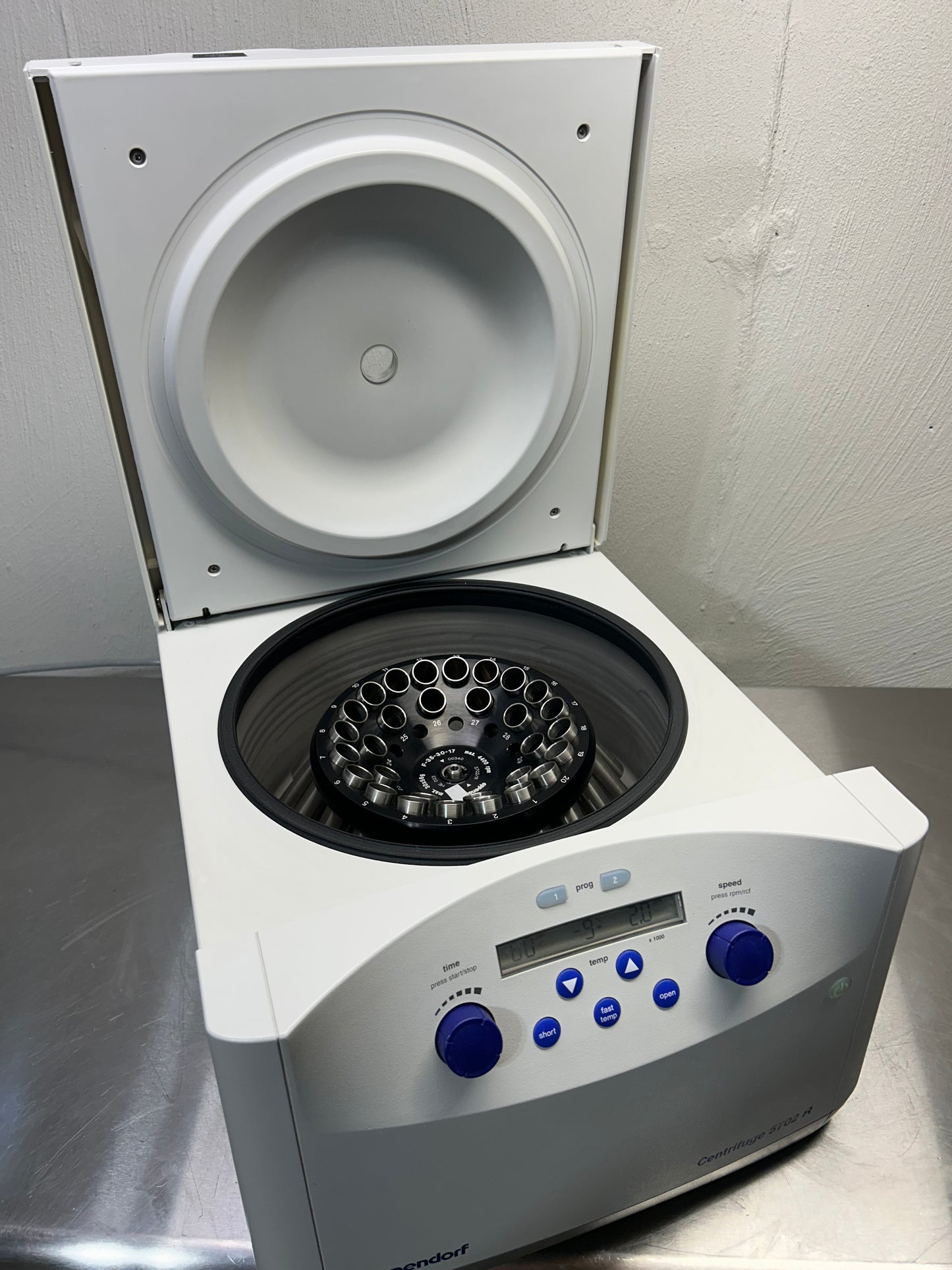 Eppendorf 5702R Refrigerated Centrifuge Unit 2