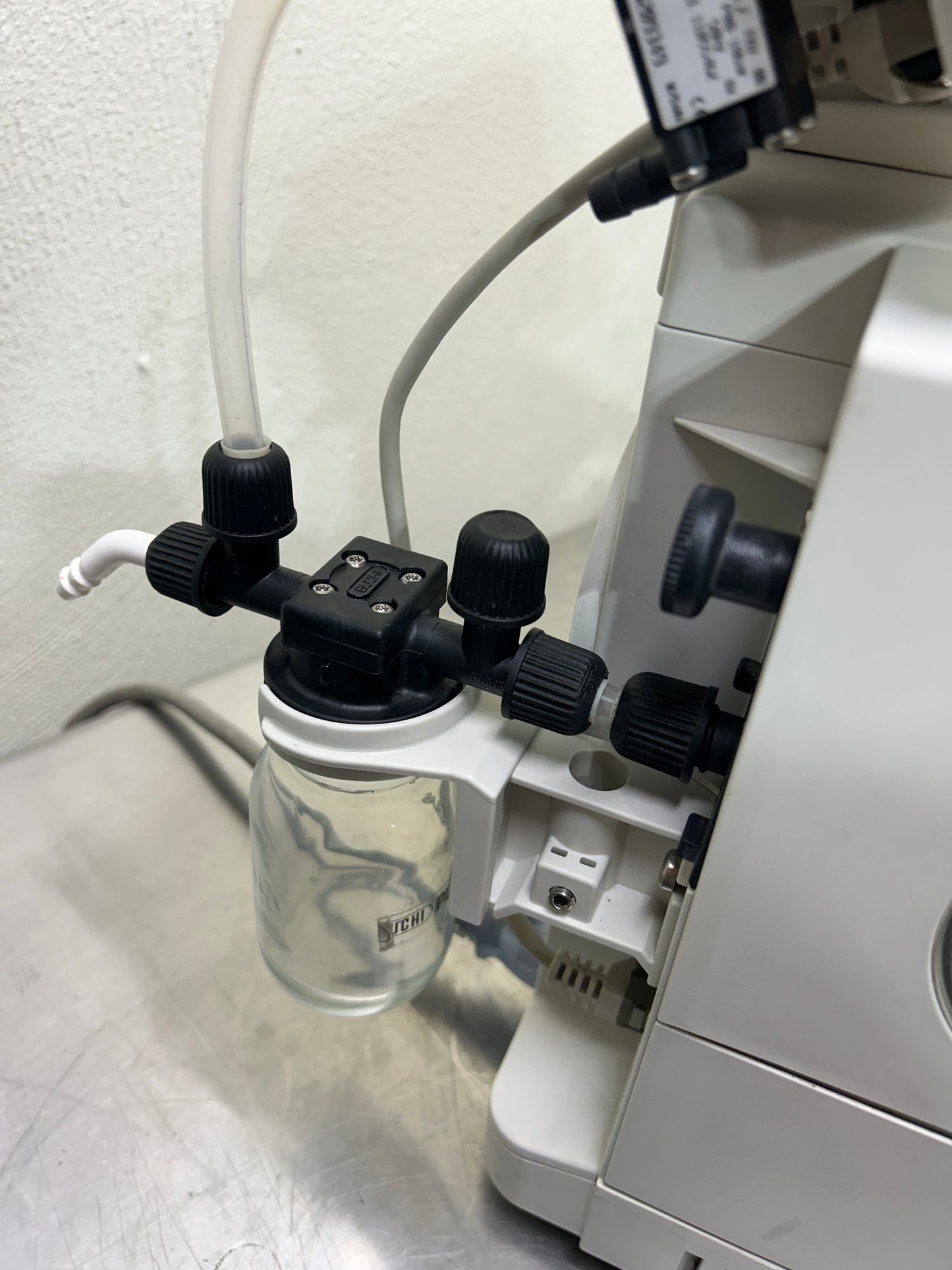 Buchi V-700 Diaphragm Pump with V-850 Vacuum Controller DOM 2014