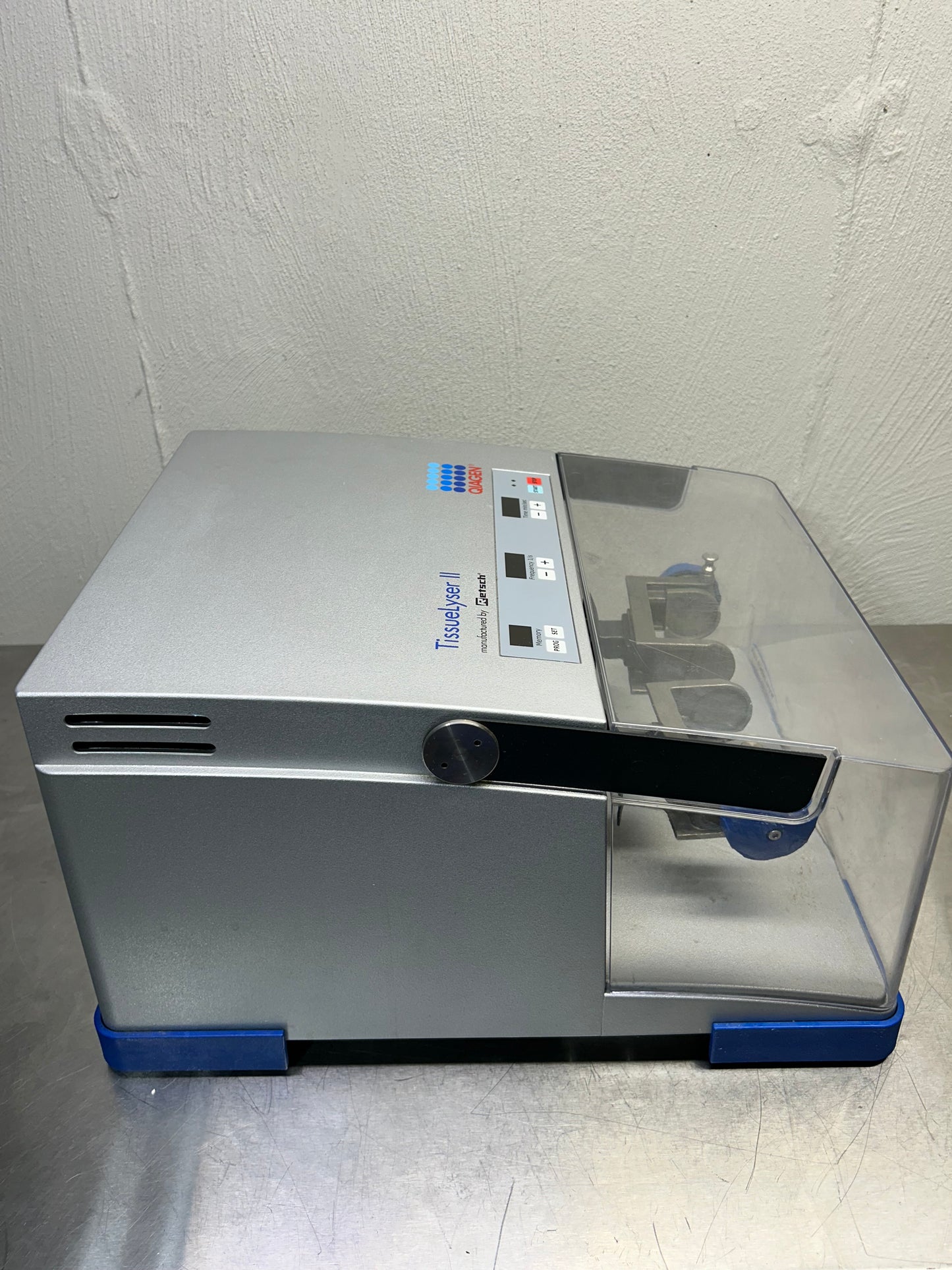 Retsch Qiagen Tissuelyser II Sample Disruptor MM400 with Tube Adapter