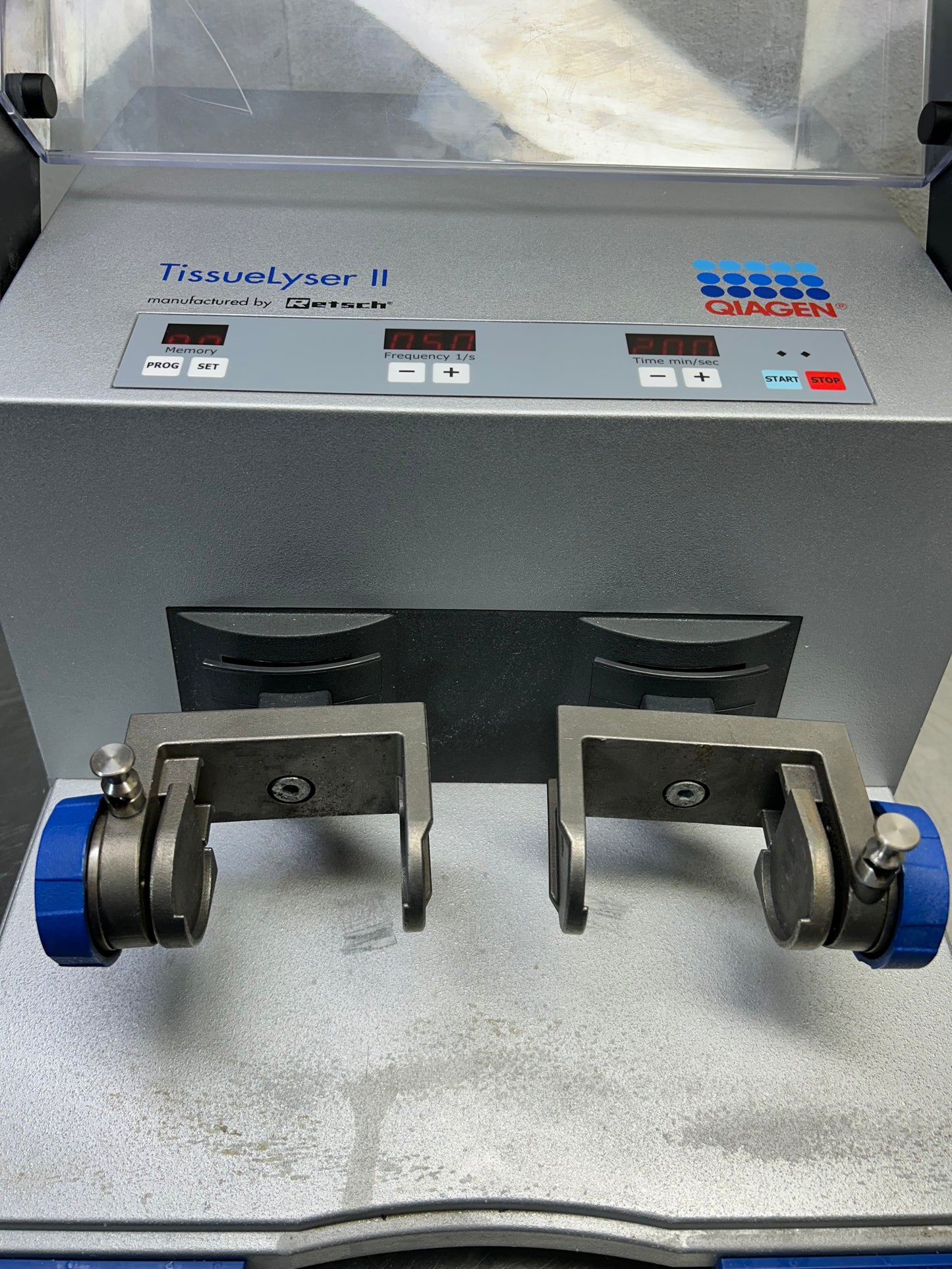 Retsch Qiagen Tissuelyser II Sample Disruptor MM400 with Tube Adapter