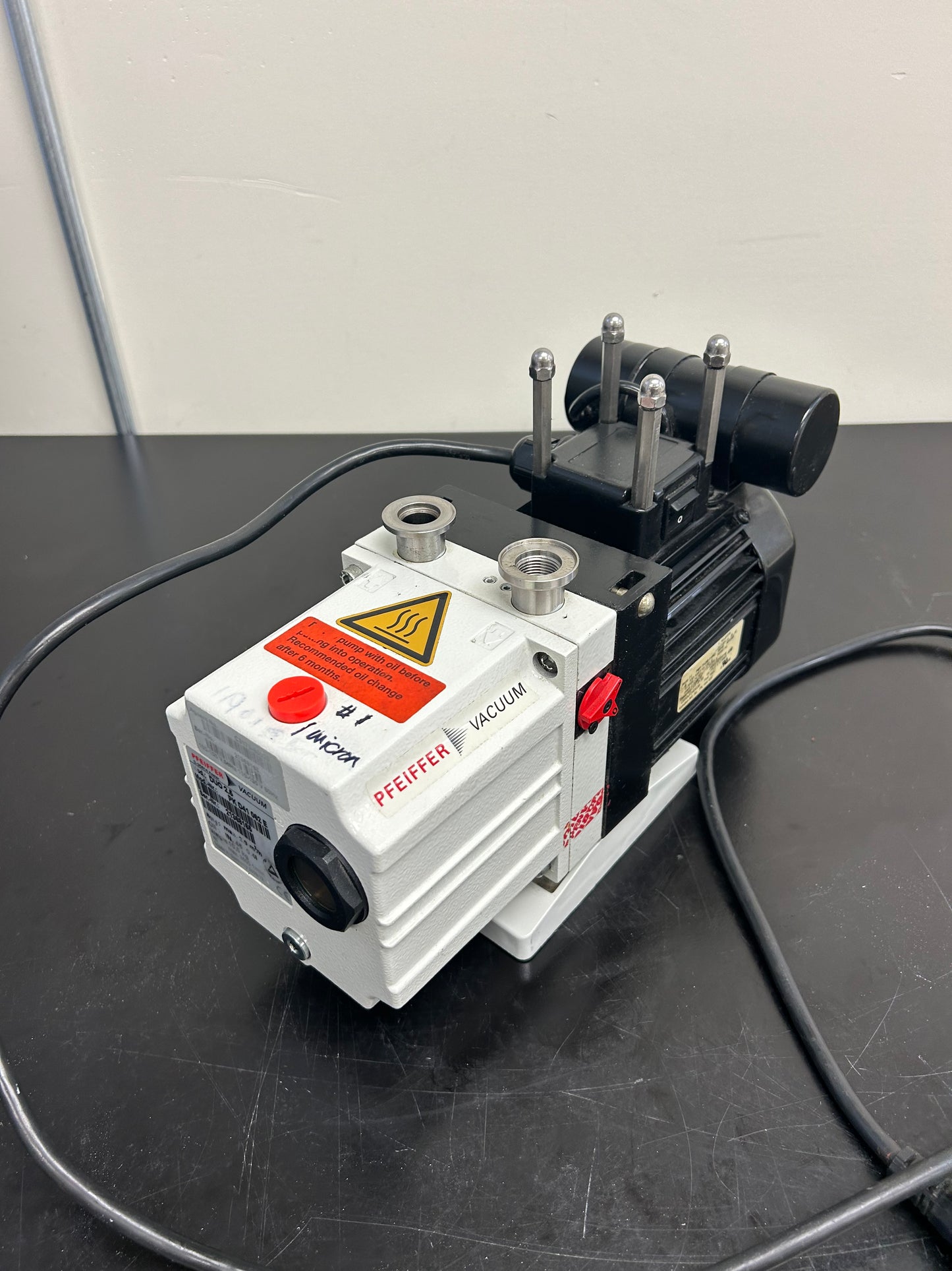 Pfeiffer Duo 2.5 Rotary Vane Vacuum Pump