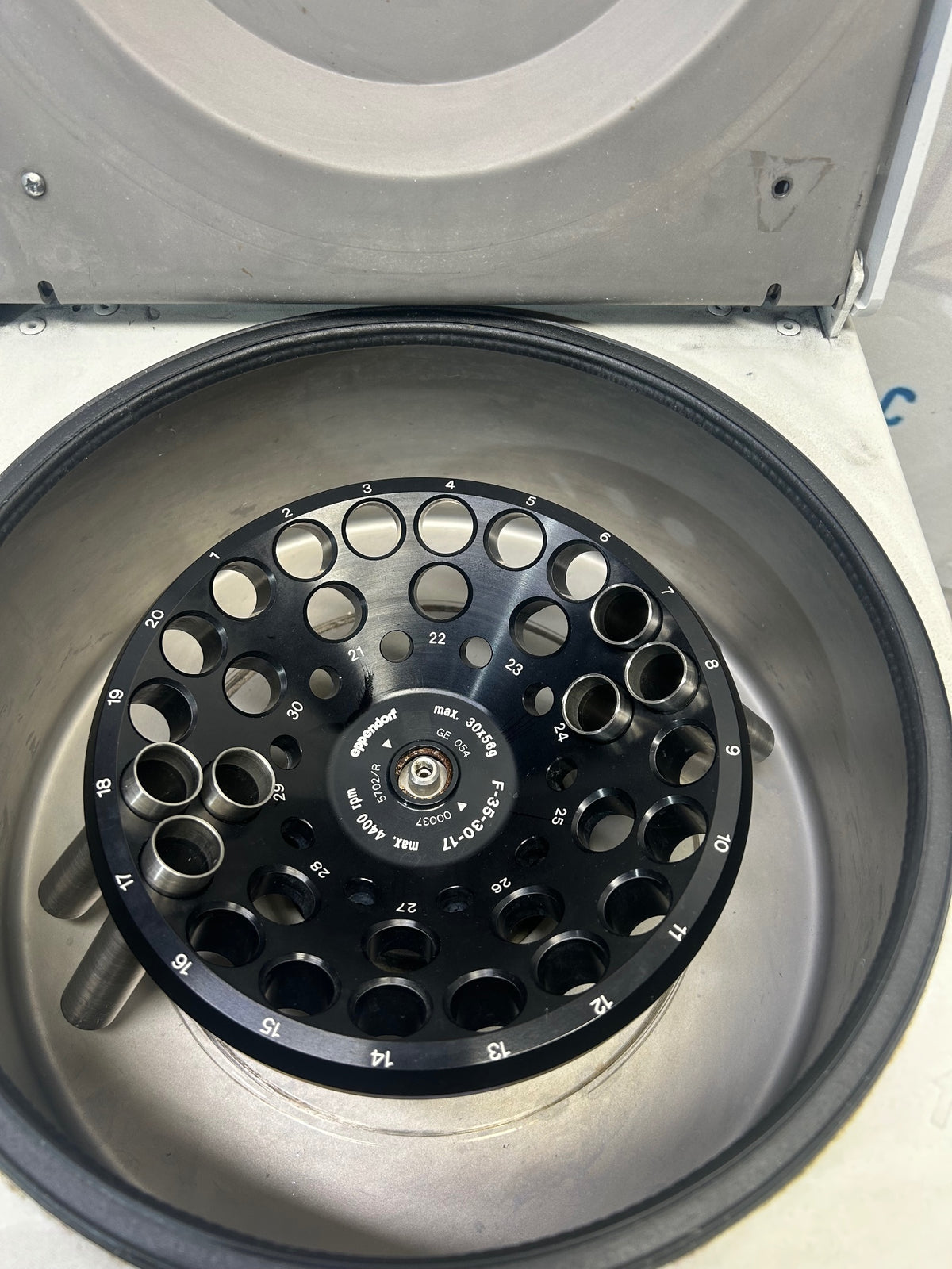 Eppendorf 5702 Benchtop Centrifuge with F-35-30-17 Rotor