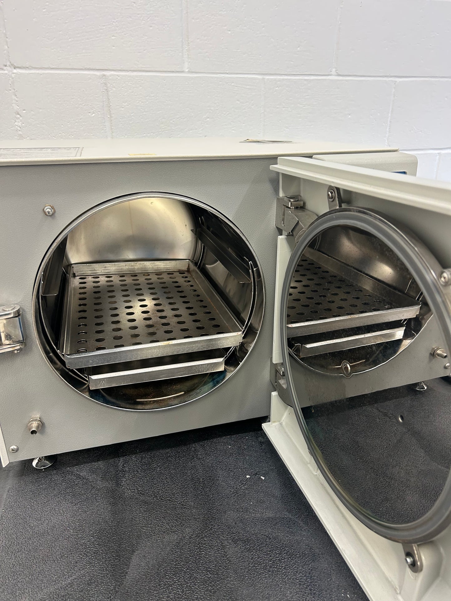 Tuttnauer Autoclave-Steam Sterilizer 3545E 220V