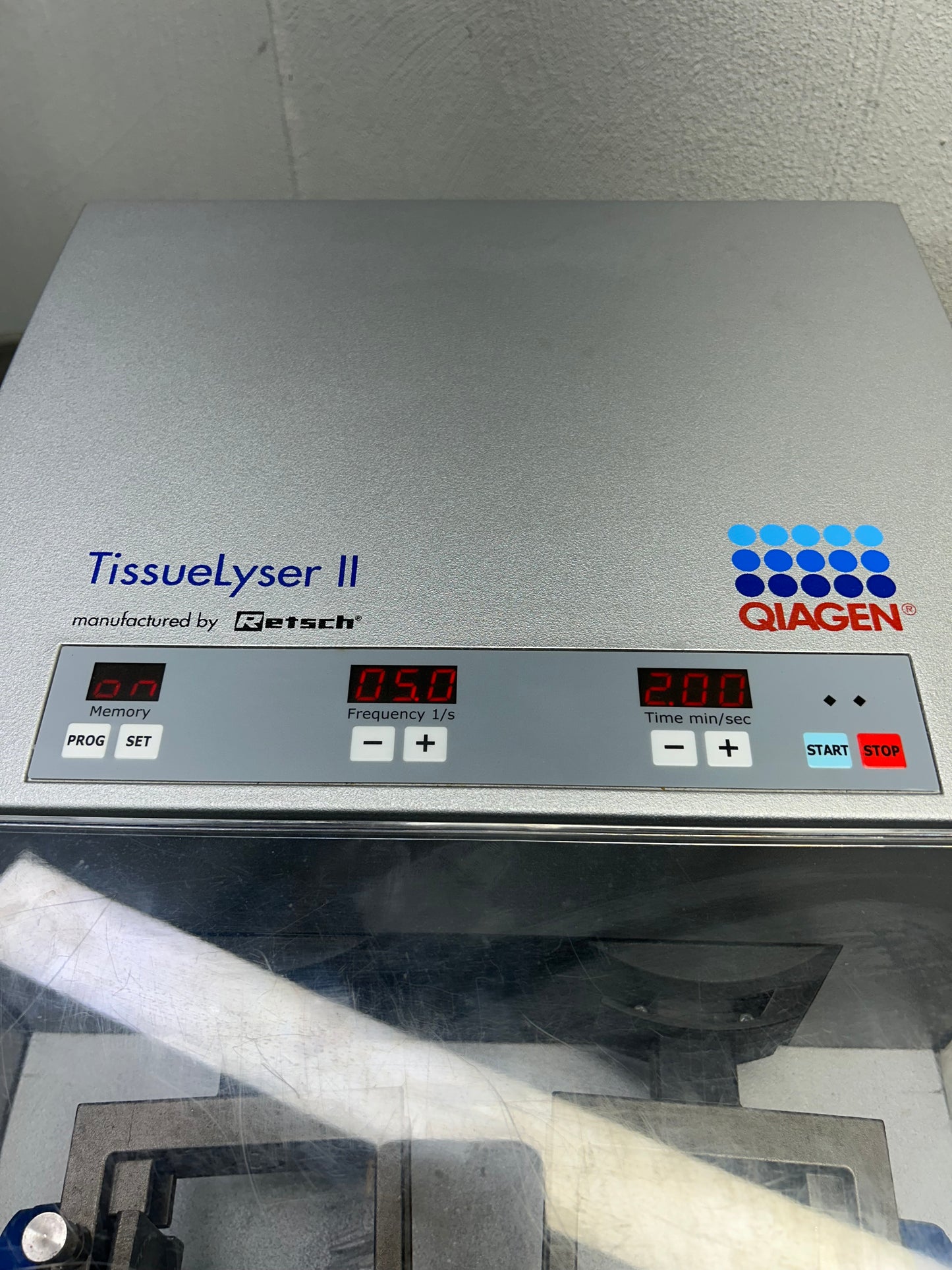 Retsch Qiagen Tissuelyser II Sample Disruptor MM400 with Tube Adapter
